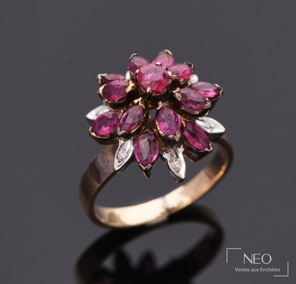 Bague florale en or jaune sertie de grenats et de diamants sur fond sombre