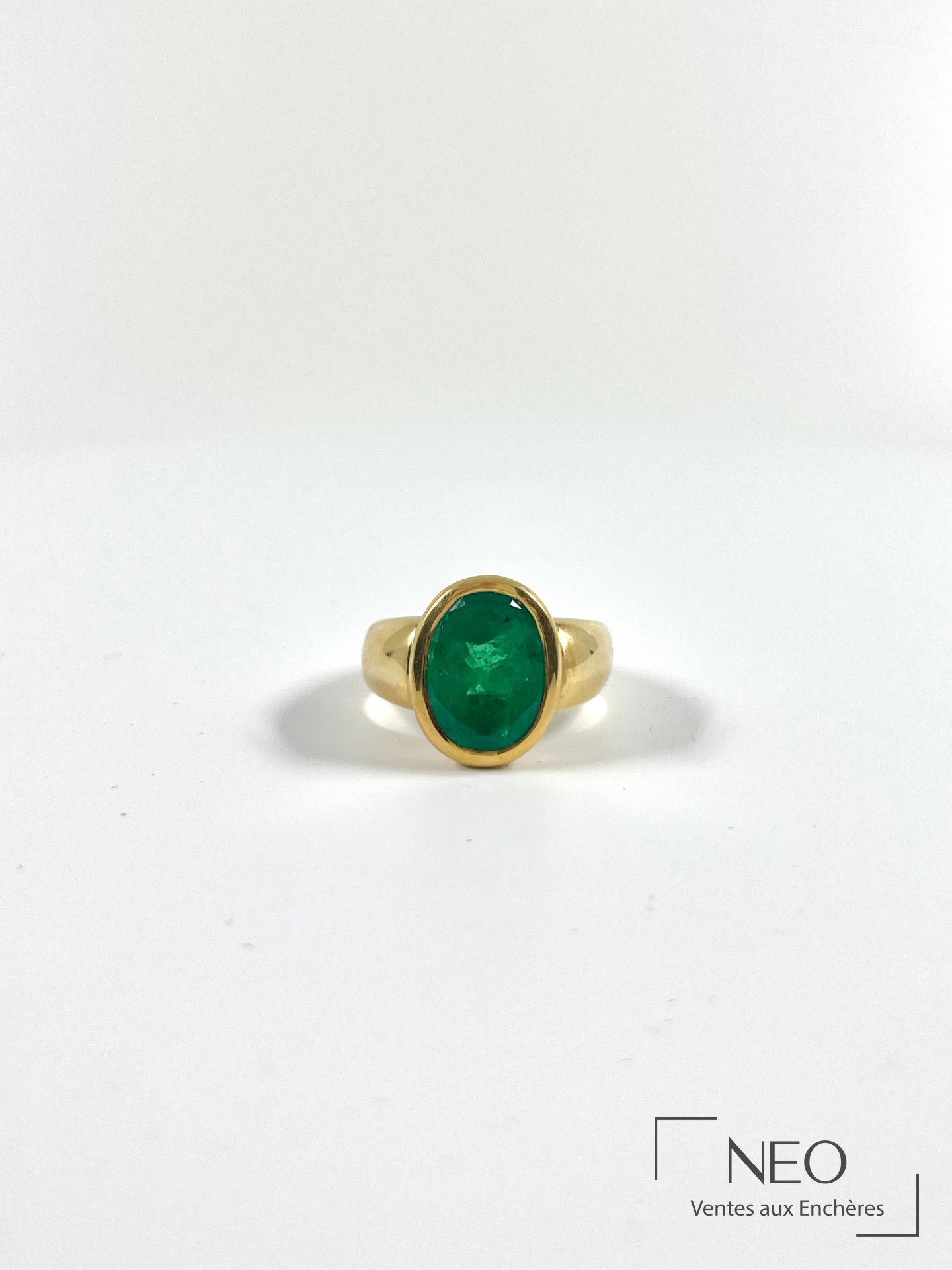 Bague en or jaune 18 carats ornée d’une émeraude ovale