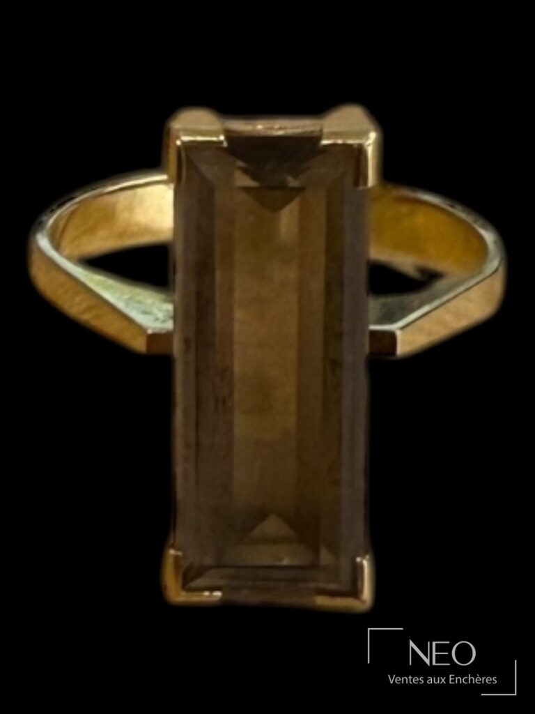 Bague en or jaune avec pierre marron rectangulaire montée en serti griffe