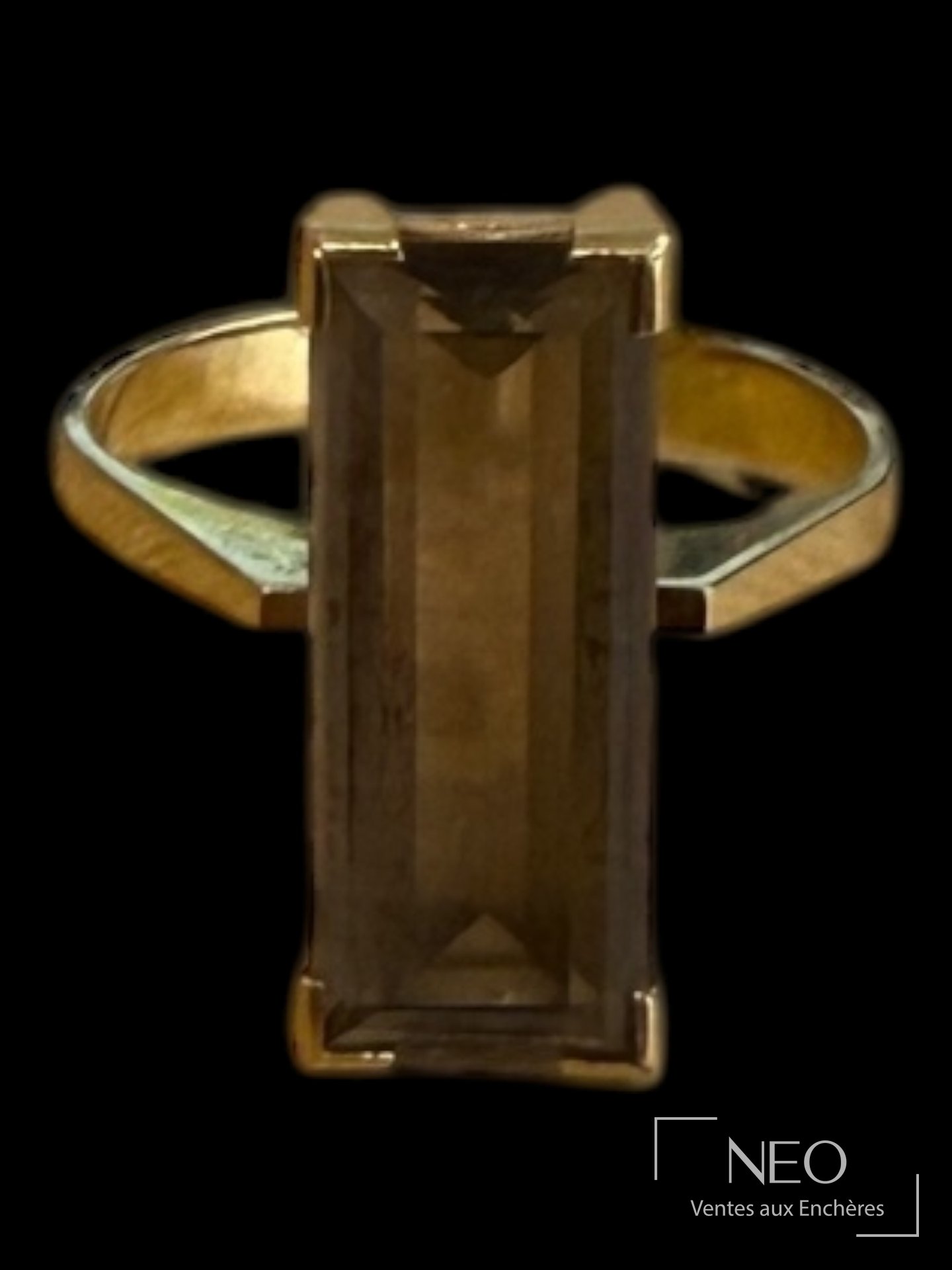 Bague en or jaune avec pierre marron rectangulaire montée en serti griffe