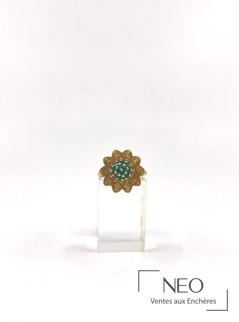 Bague en or jaune en forme de fleur