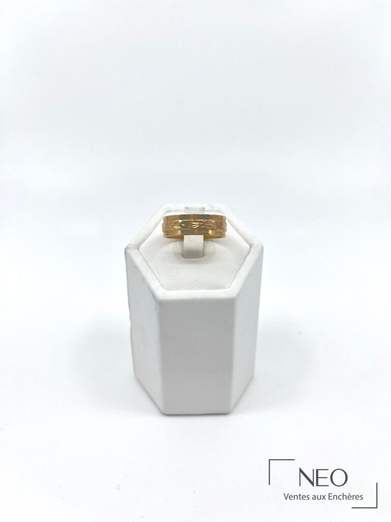 Bague en or jaune sur support blanc