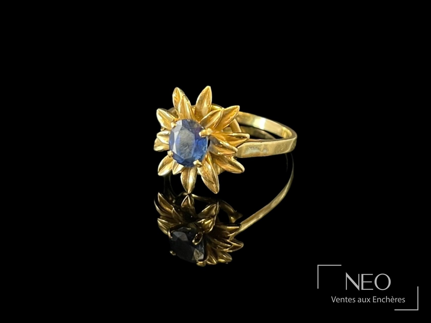 Bague en or jaune 18 carats sertie d’une pierre bleue ovale