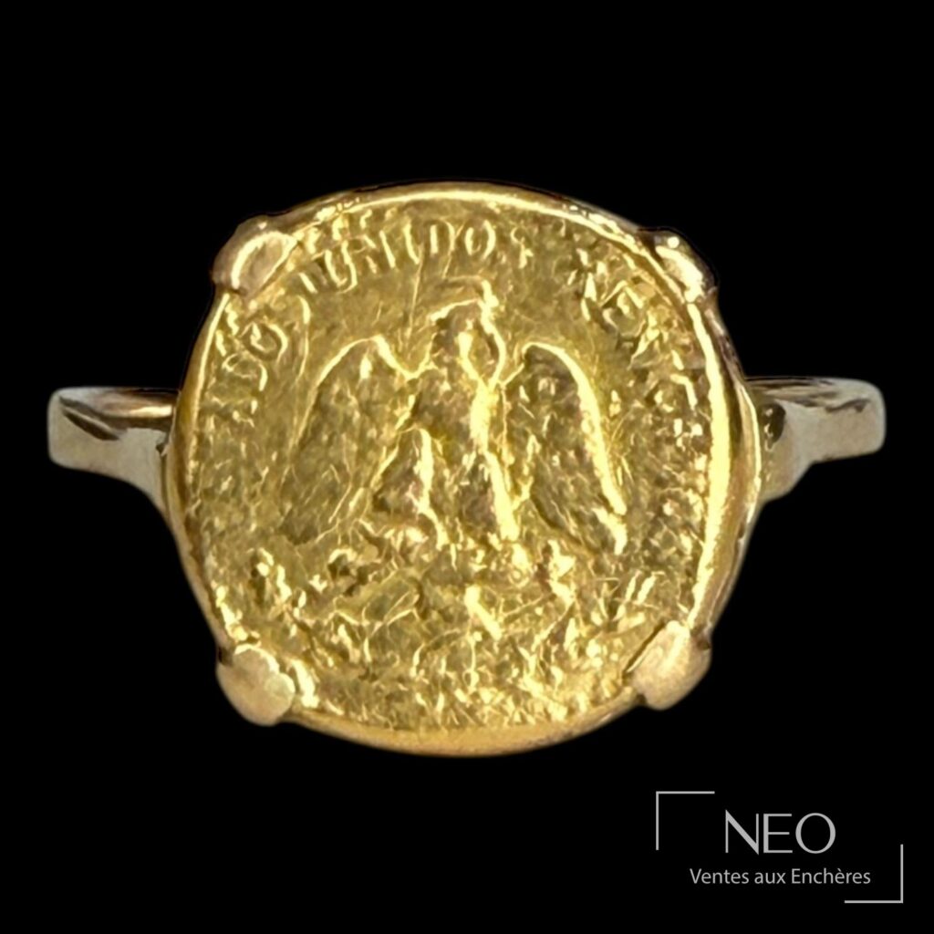 Bague en or jaune avec pièce de deux pesos montée en plateau ajouré