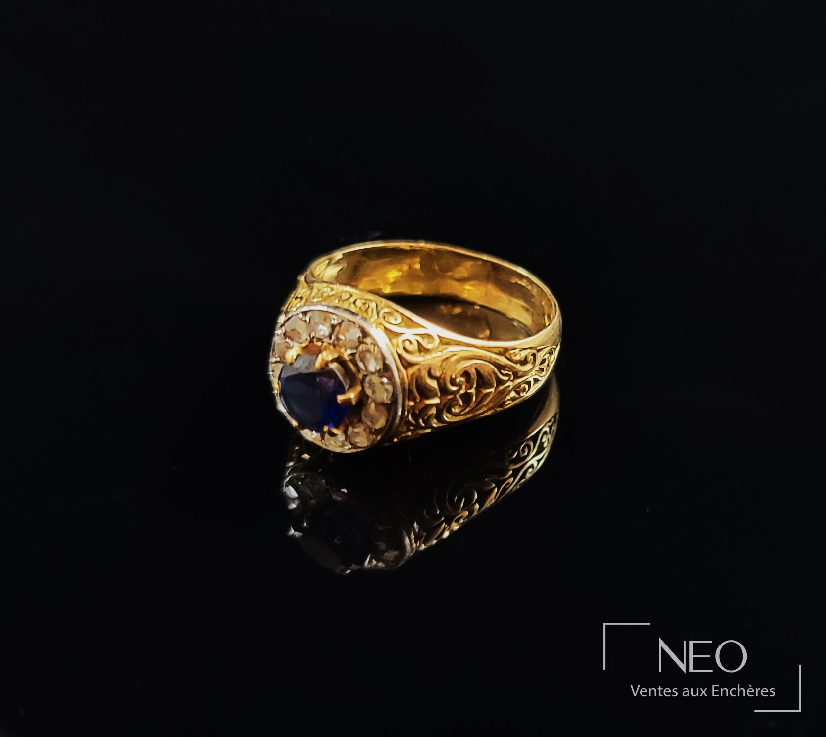 Bague en or jaune avec saphir synthétique central et entourage de diamants