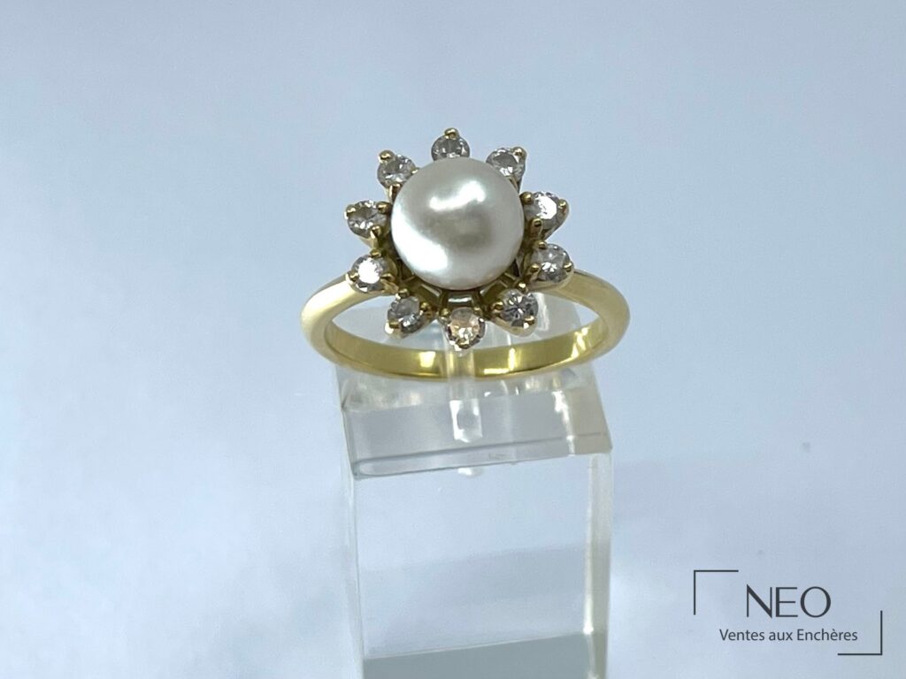 Bague en or jaune avec perle de culture et entourage de diamants