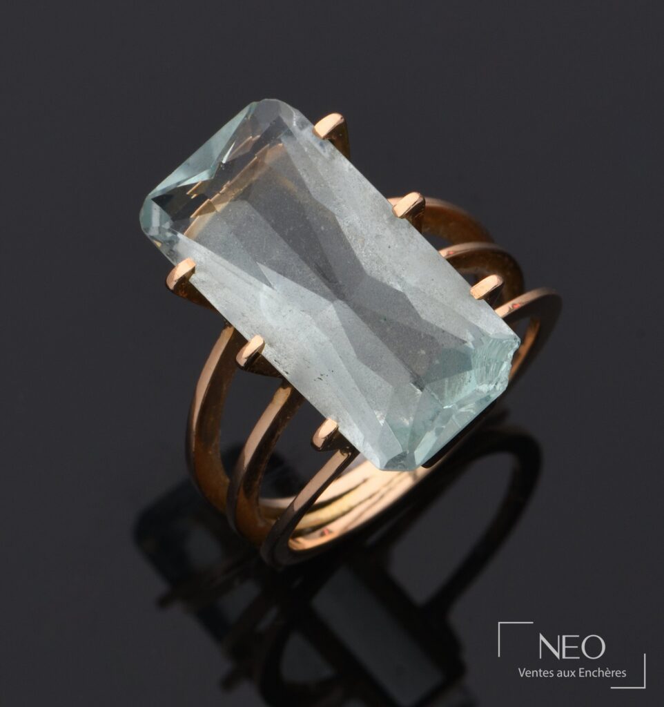 Bague en or jaune à triple anneaux avec pierre bleue taille émeraude