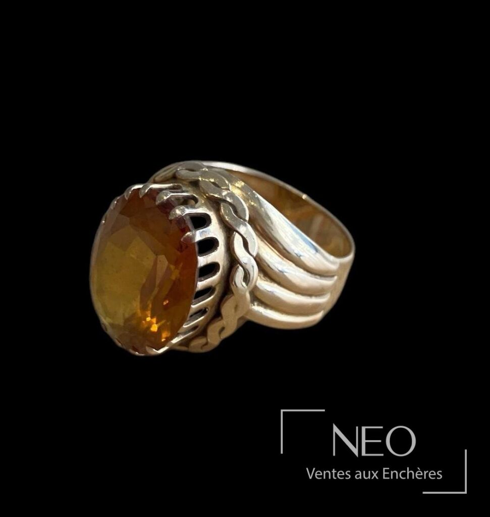 Bague en or jaune avec pierre orange ovale de face