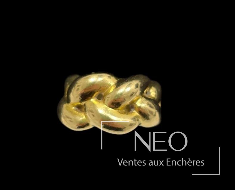 Bague en or jaune à motifs d'entrelacs sur fond noir