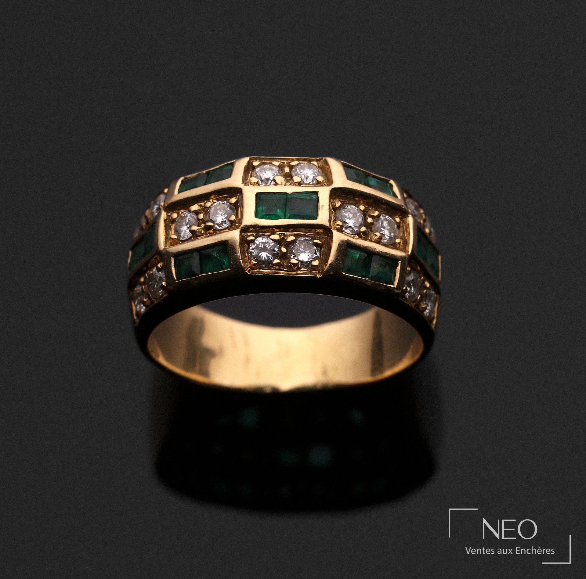Bague en or jaune 18 carats, pierres vertes et diamants