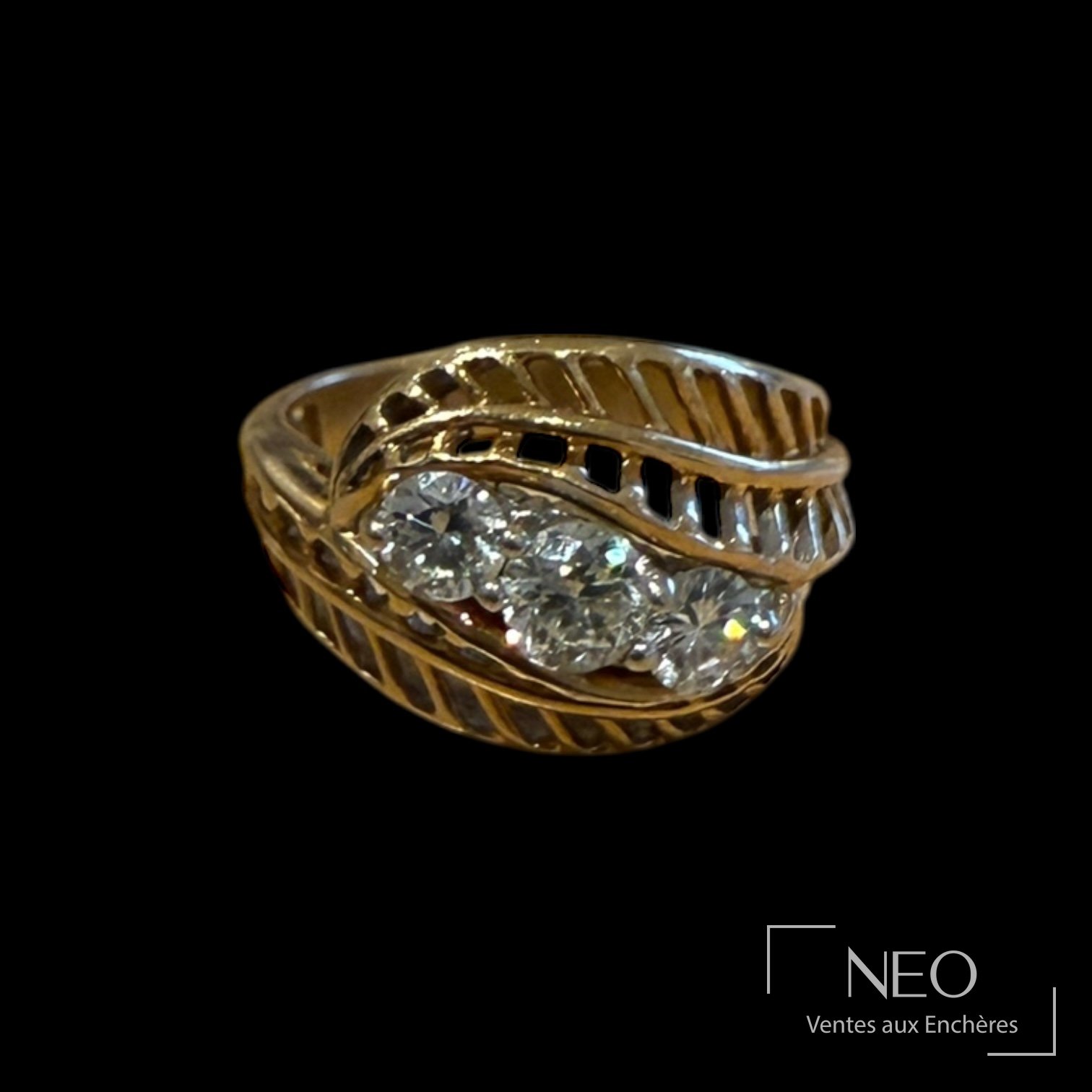 Bague en or jaune 18K à trois diamants, plateau feuillagé