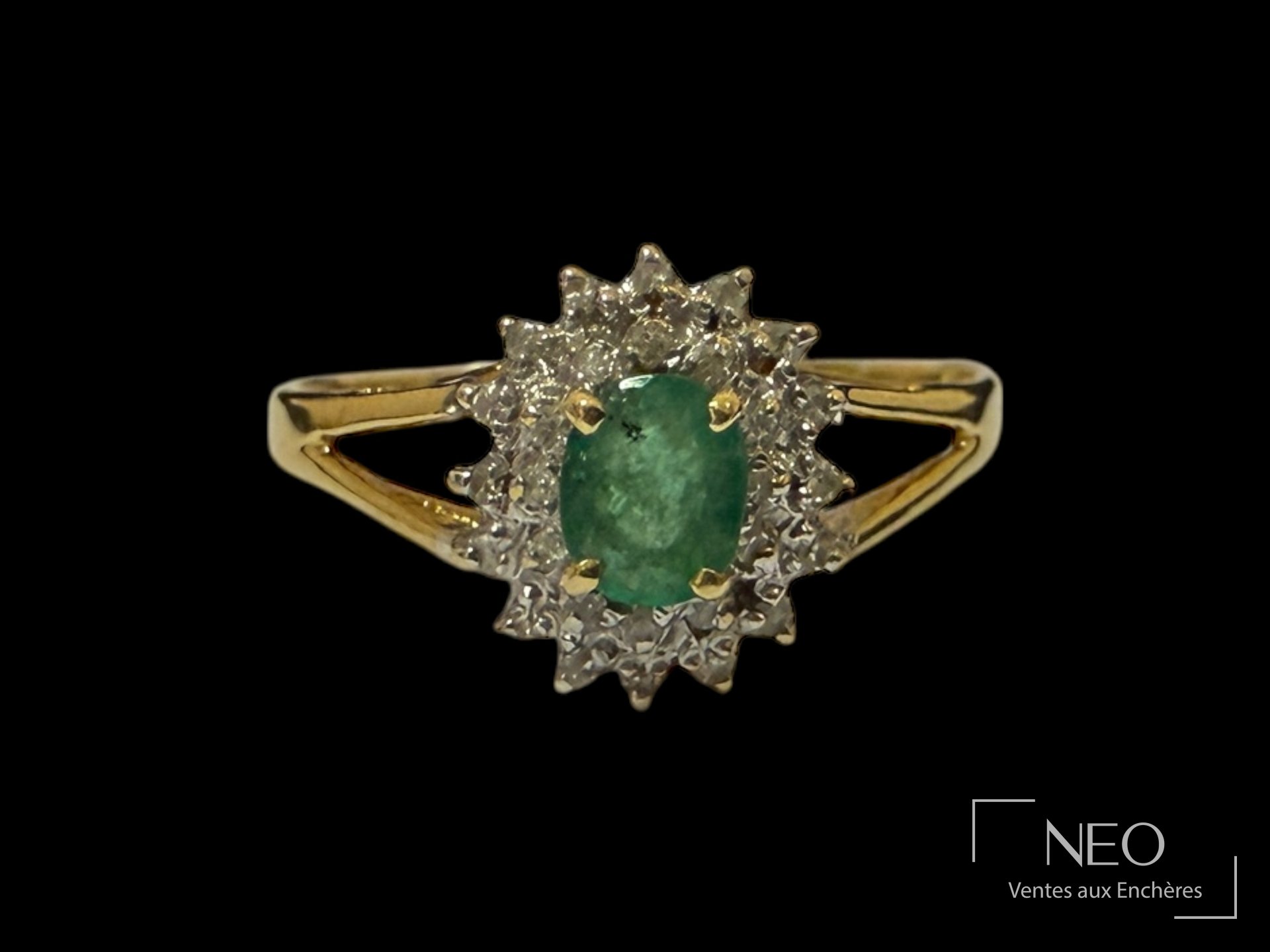 Bague en or jaune avec pierre verte centrale et entourage de pierres blanches