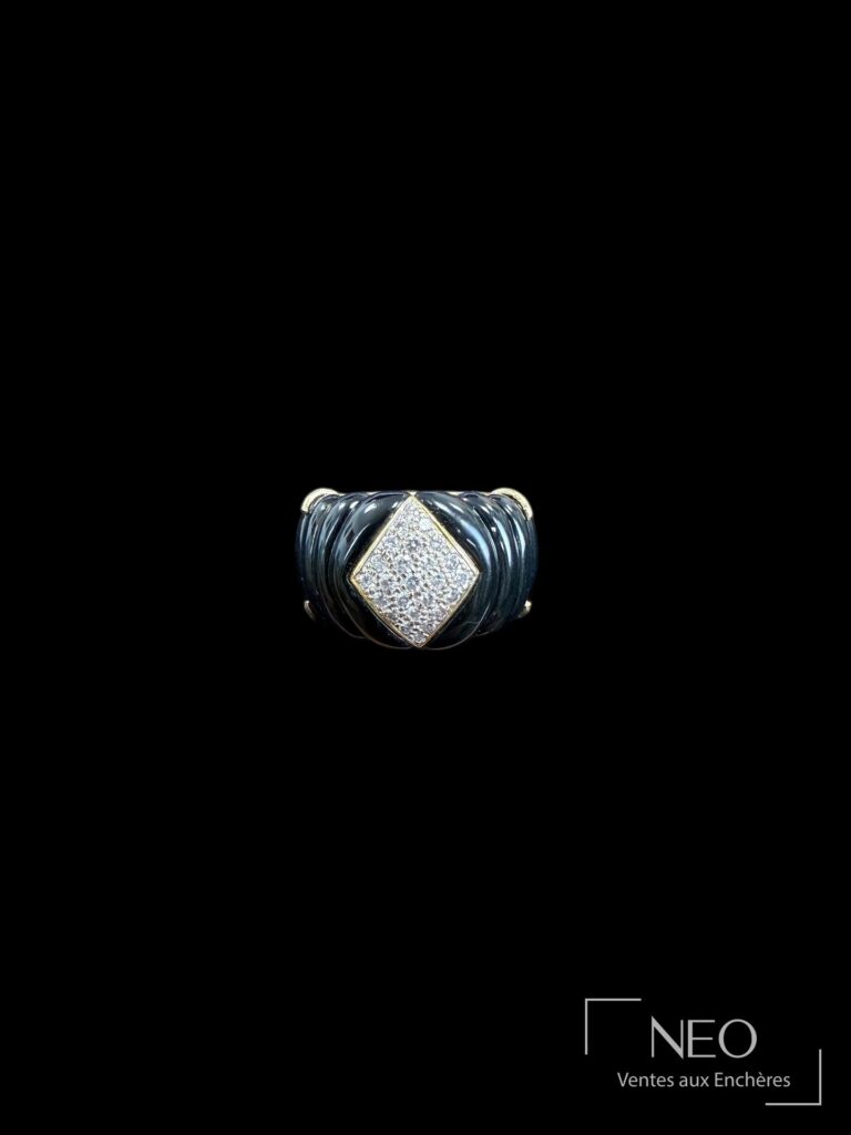 Bague en or jaune avec motif de losange pavé de brillants et émaux noirs