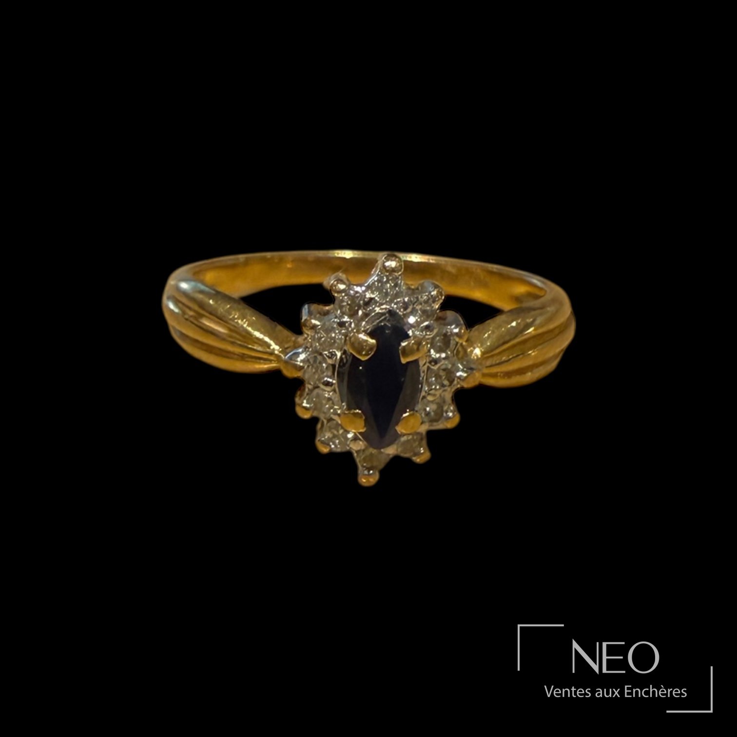Bague en or jaune 18K à pierre bleue facettée