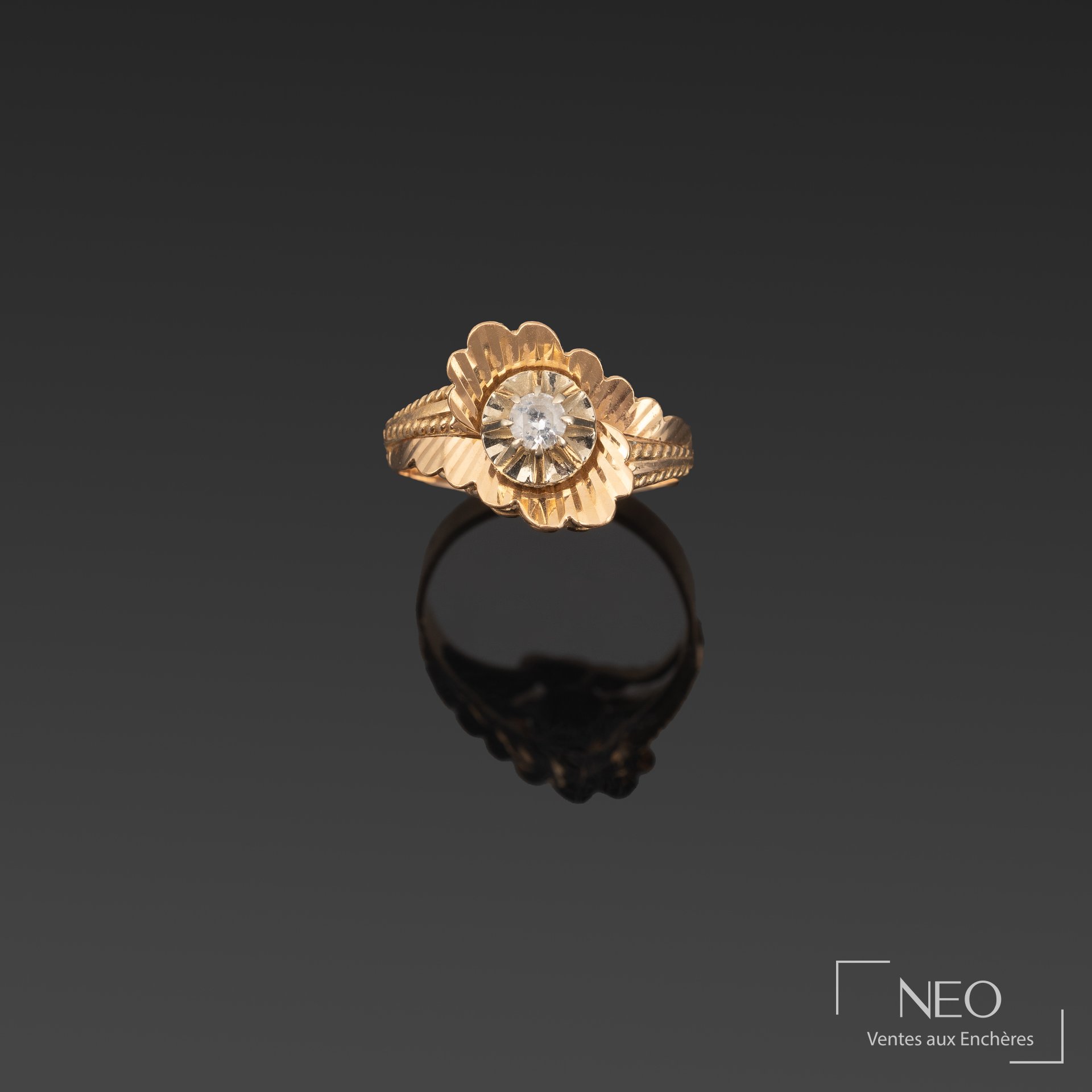 Bague en or jaune 18K avec plateau polylobé et pierre blanche centrale