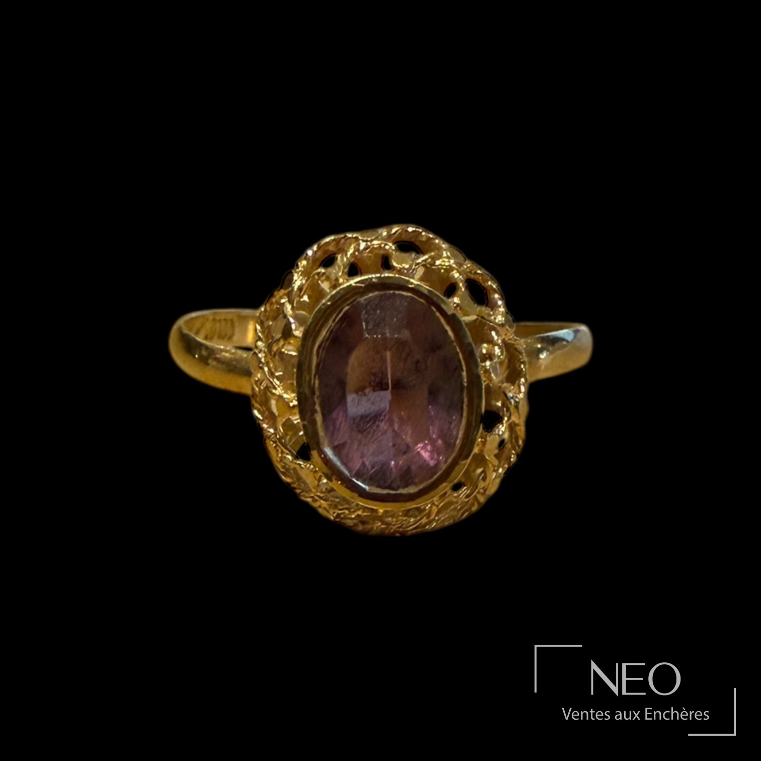 Bague en or jaune 18K à pierre violette facettée