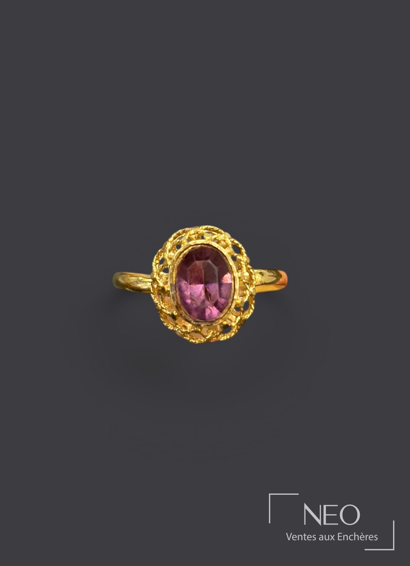 Bague en or jaune avec pierre violette facettée au centre