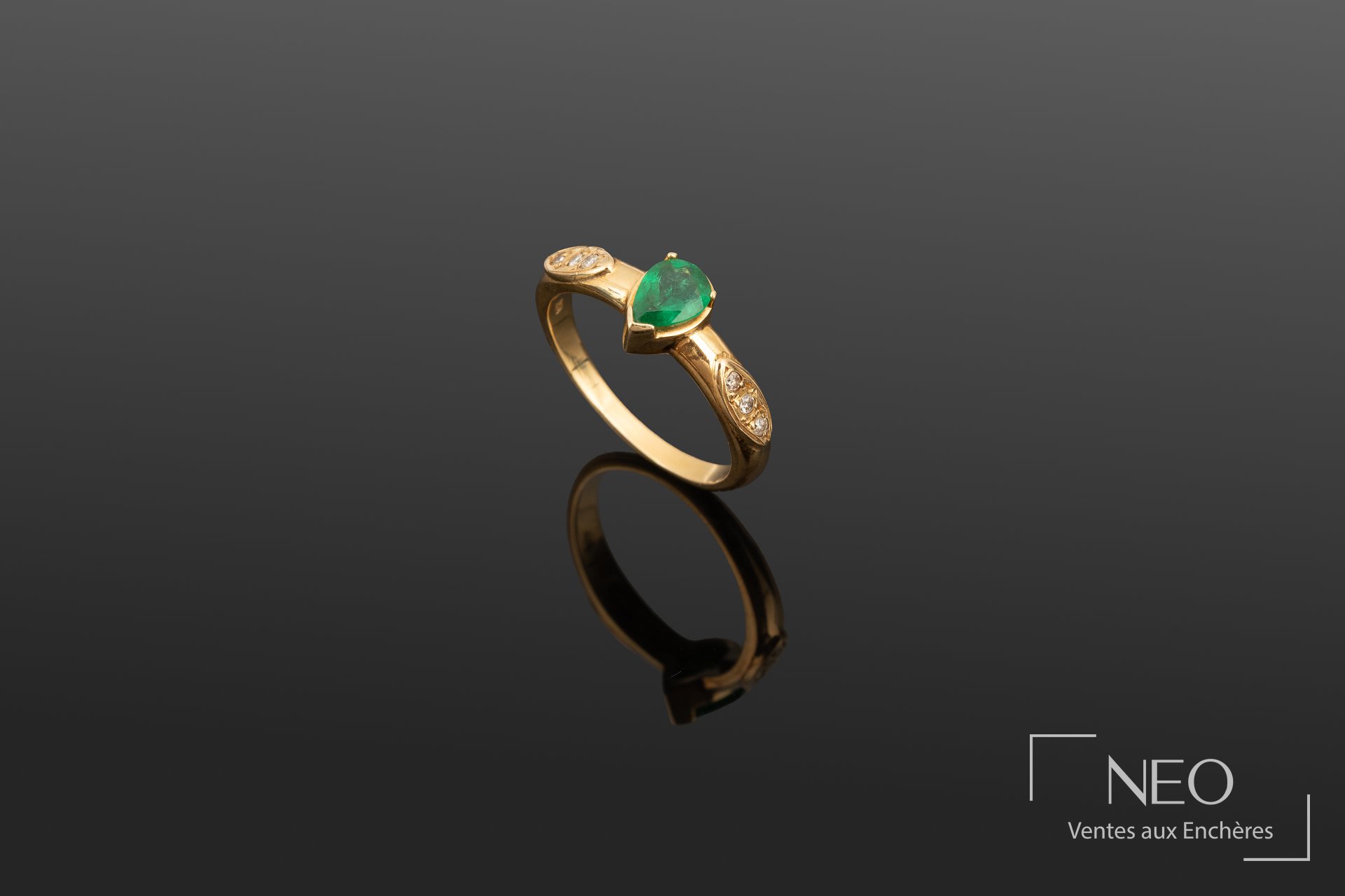 Bague en or jaune ornée d'une émeraude en poire et de brillants