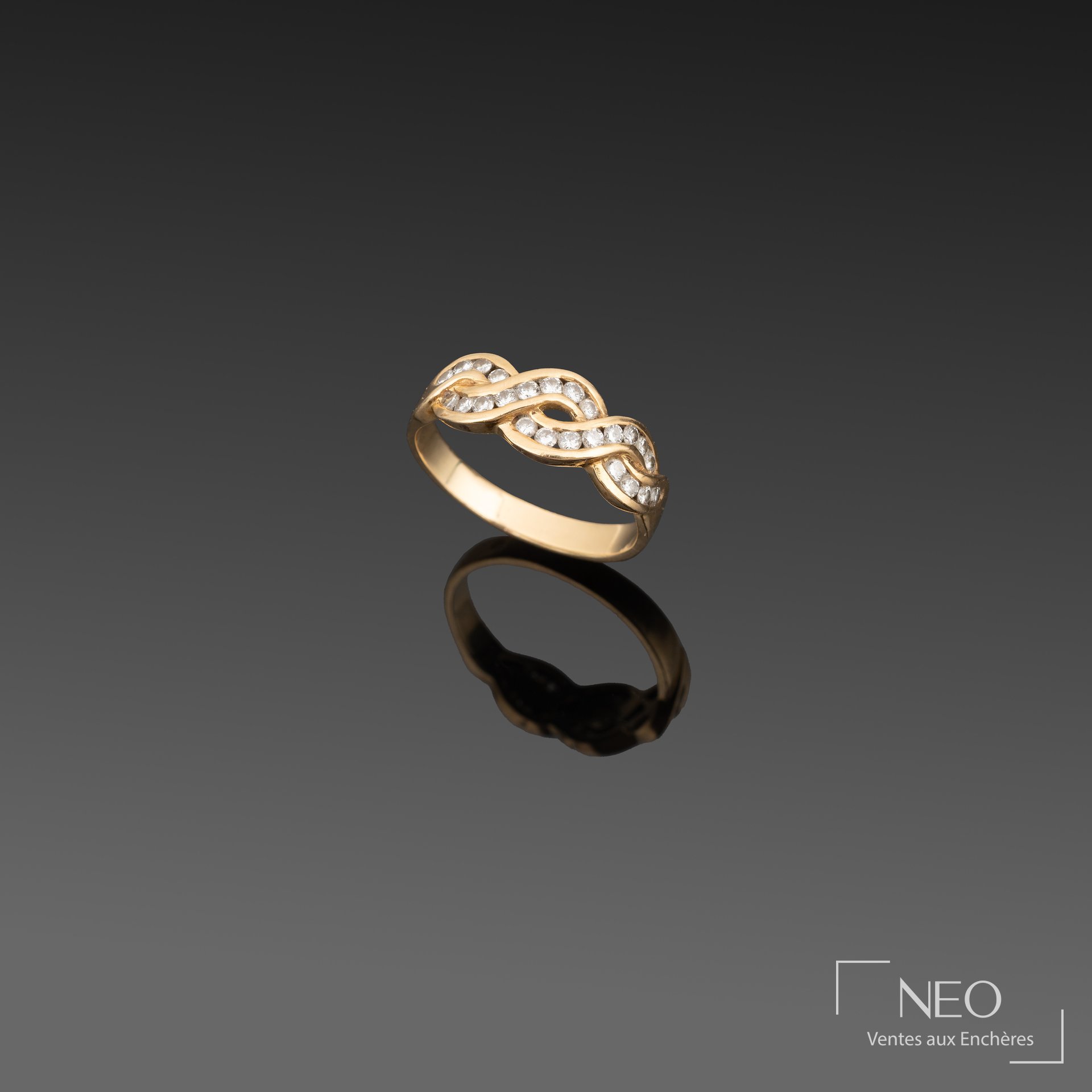 Bague en or jaune ornée d'entrelacs pavés de petits diamants