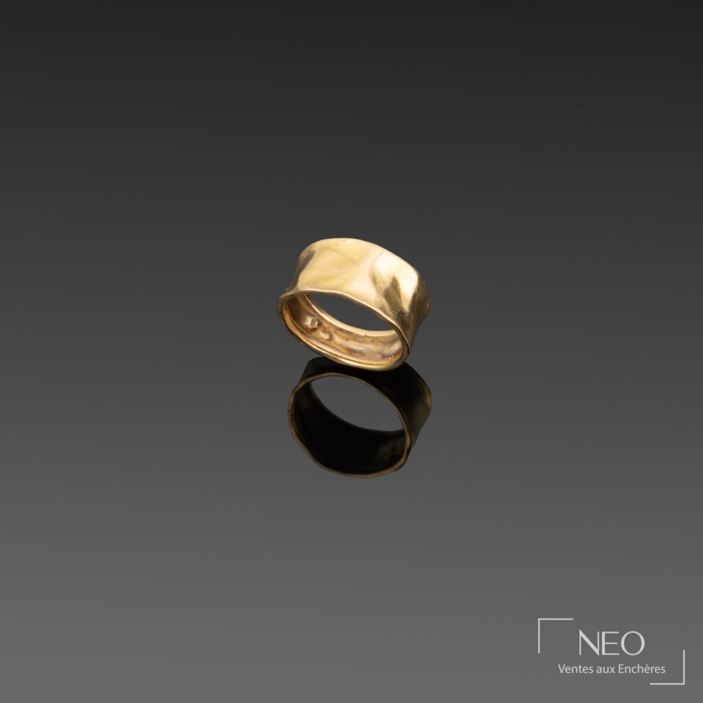 Bague en or jaune à décor martelé vue de face