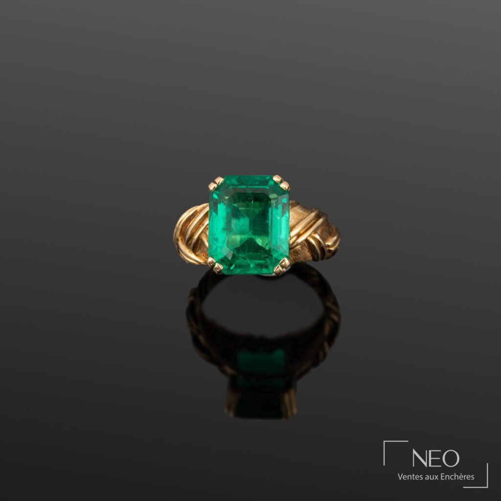 Bague en or jaune à large émeraude rectangulaire montée à griffes