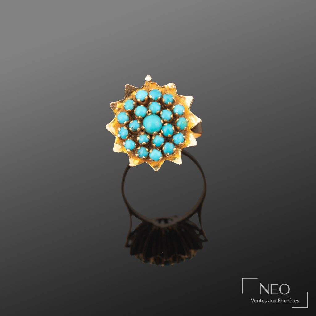 Bague en or jaune sertie de cabochons bleu turquoise sur plateau étoilé