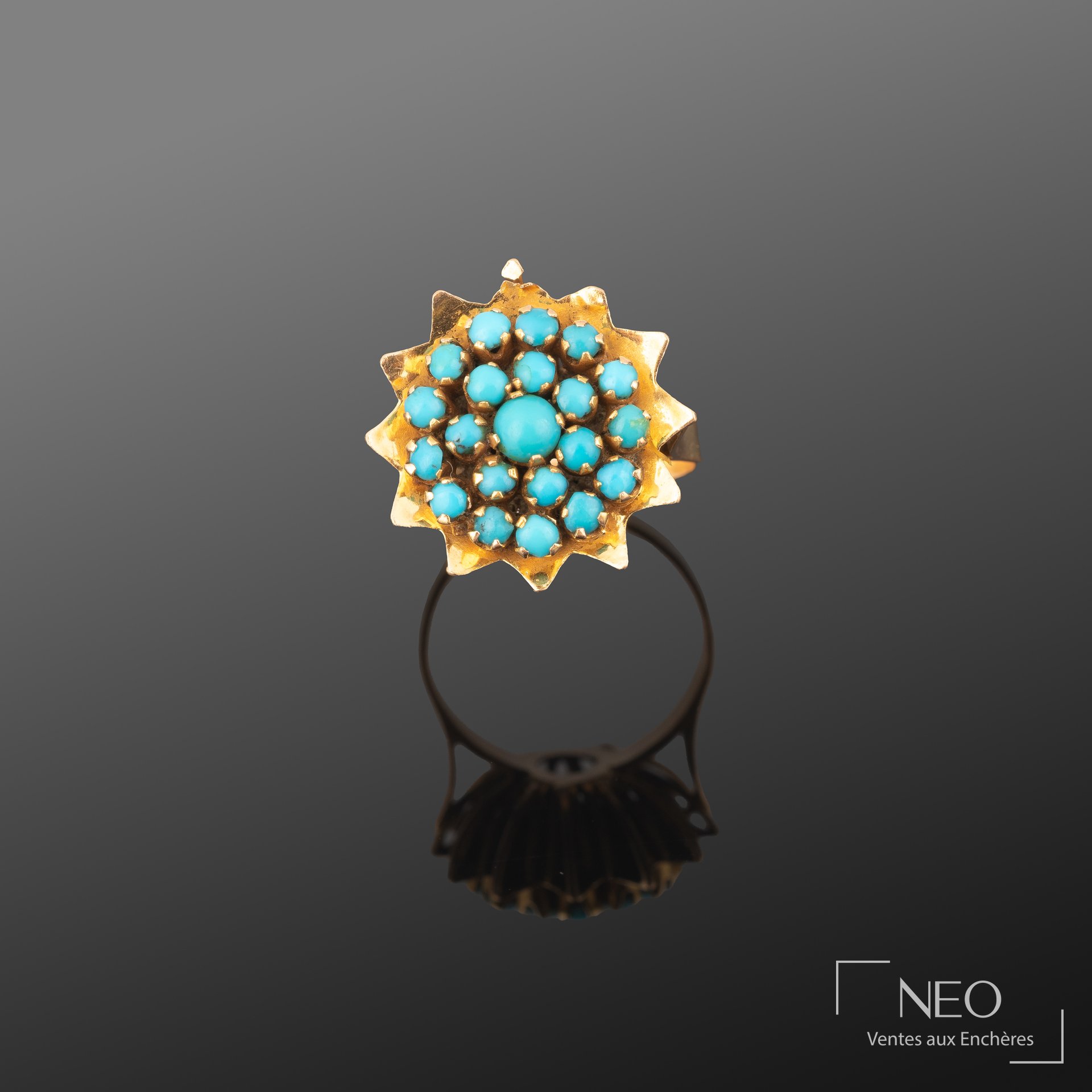 Bague en or jaune sertie de cabochons bleu turquoise sur plateau étoilé