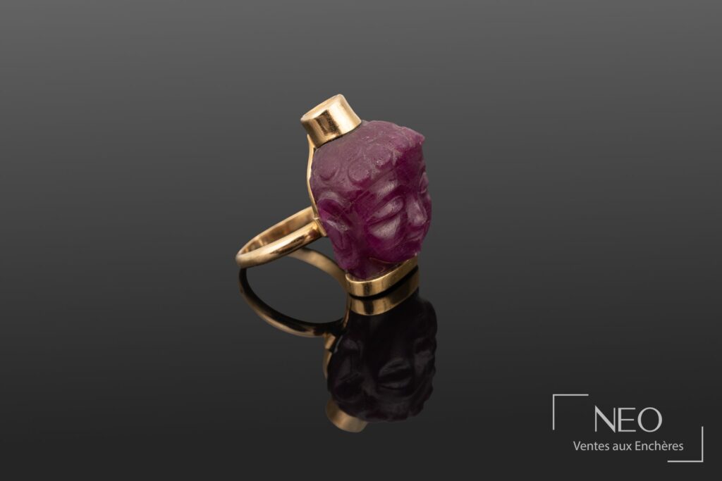 Bague en or jaune avec pierre violette sculptée en tête de bouddha