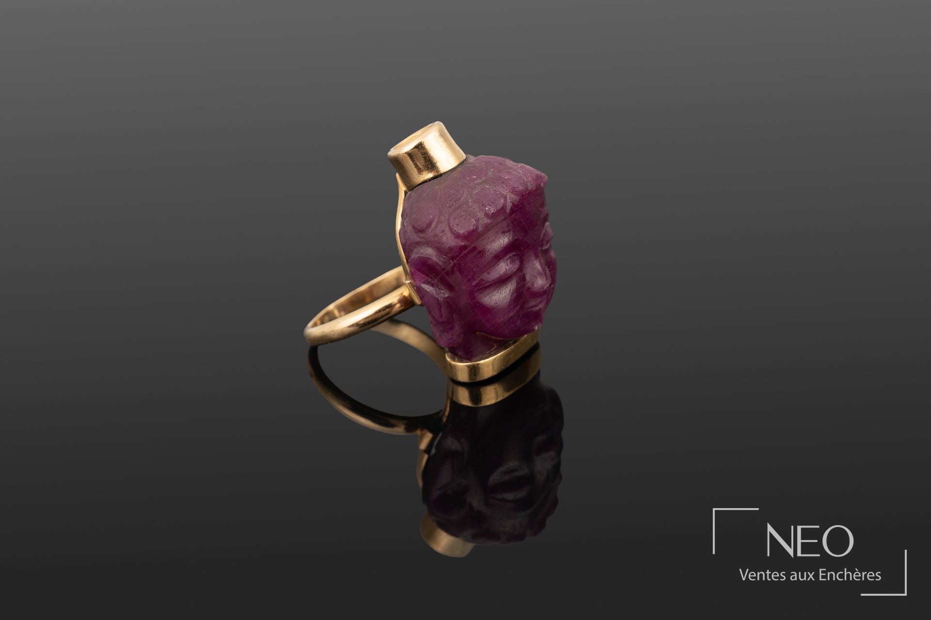 Bague en or jaune avec pierre violette sculptée en tête de bouddha