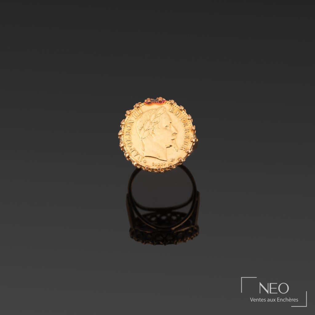 Bague en or jaune sertissant une pièce de 10 francs or Napoléon III vue de face