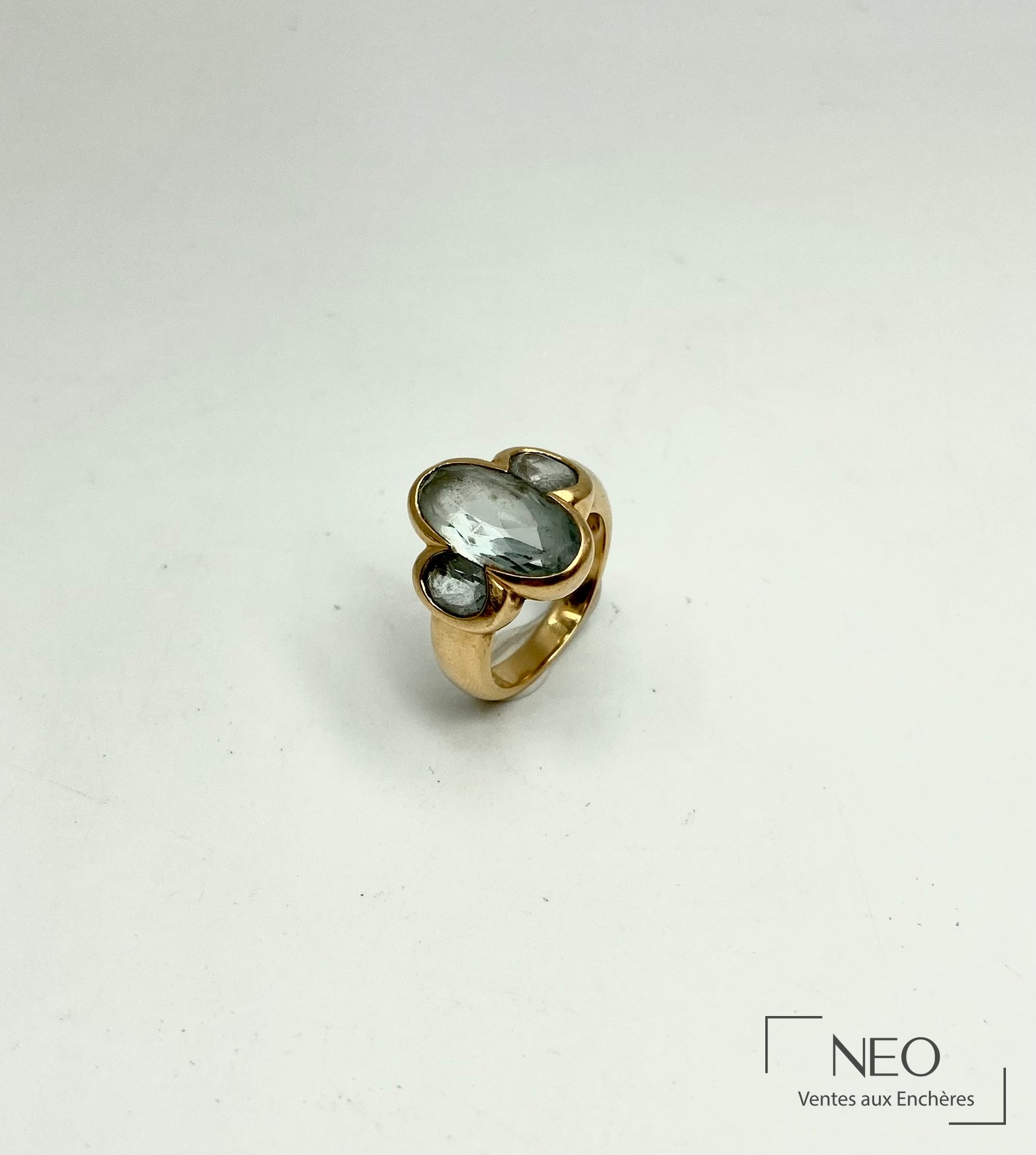 Bague en or jaune 18 carats ornée de trois aigues-marines