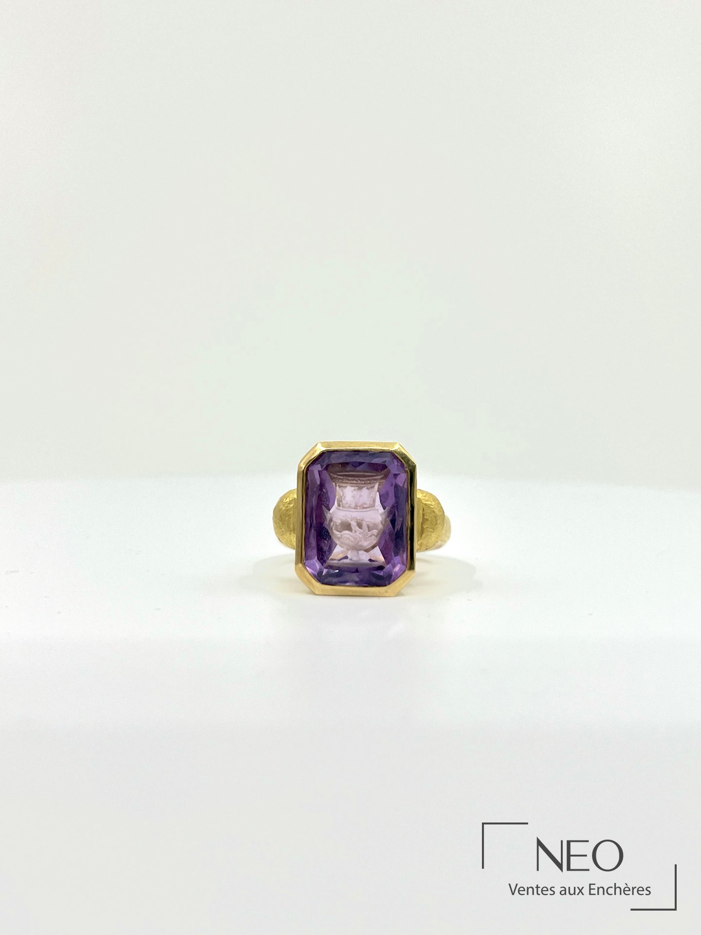 Bague en or jaune amati 18 carats sertie d’une intaille sur améthyste