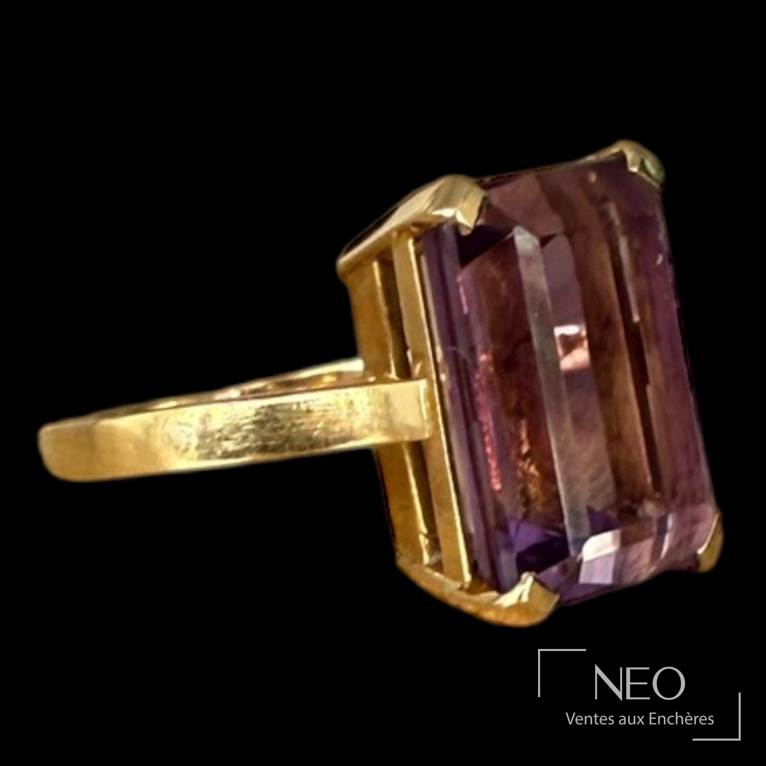 Bague en or jaune 18 carats et améthyste taille émeraude