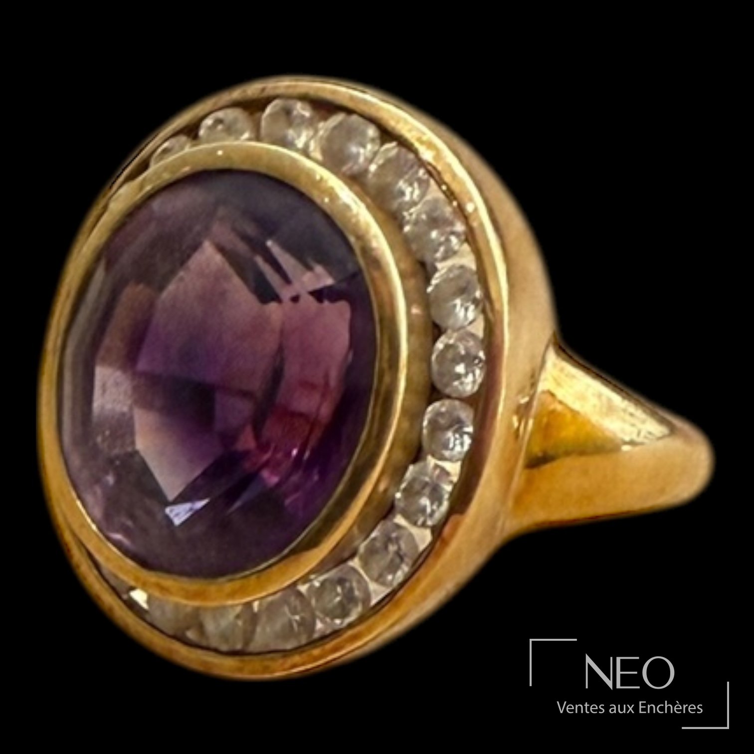 Bague en or jaune avec améthyste ovale et entourage de petites pierres blanches
