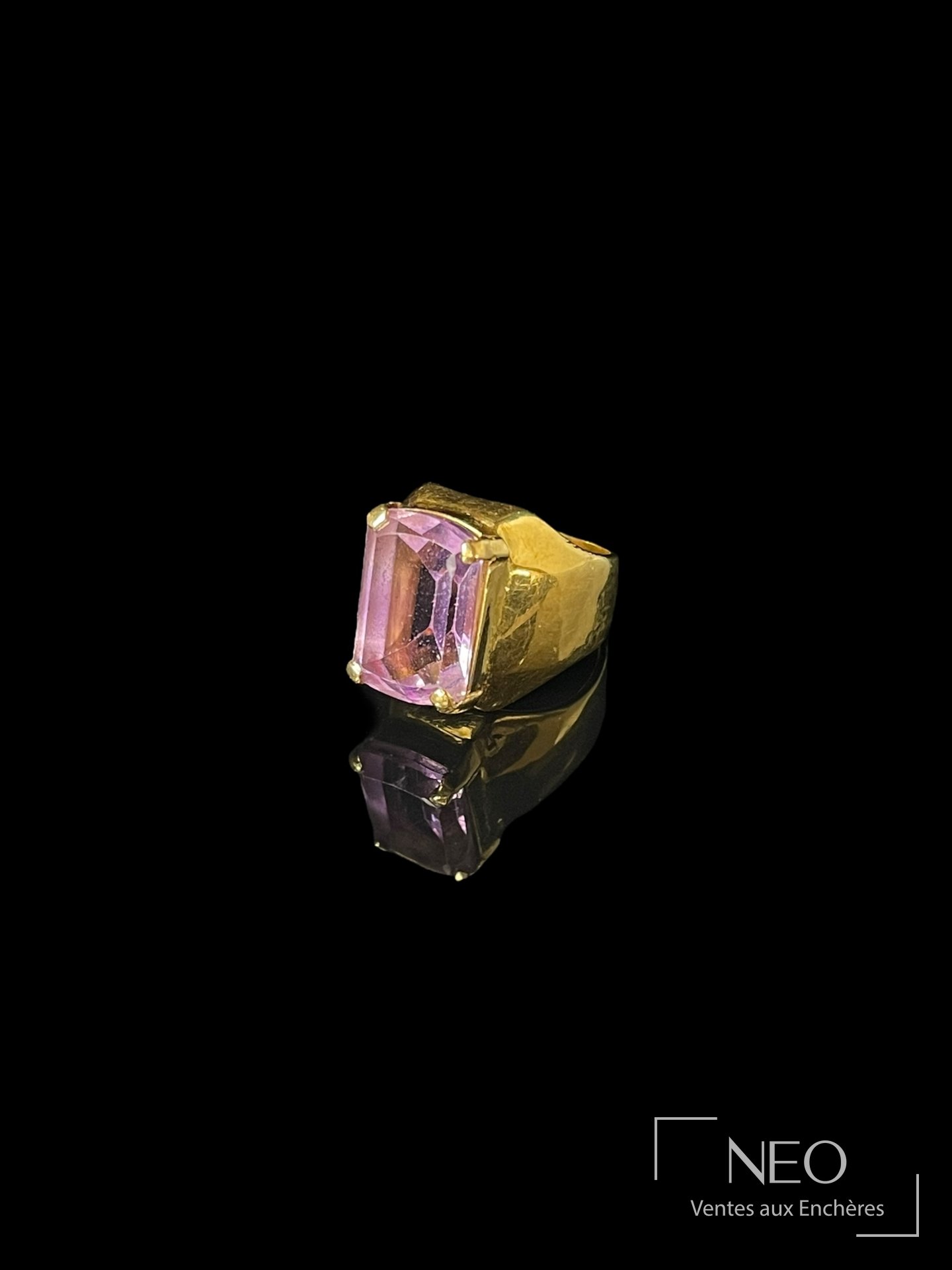 Bague en or jaune 18 carats sertie d’une améthyste de taille émeraude