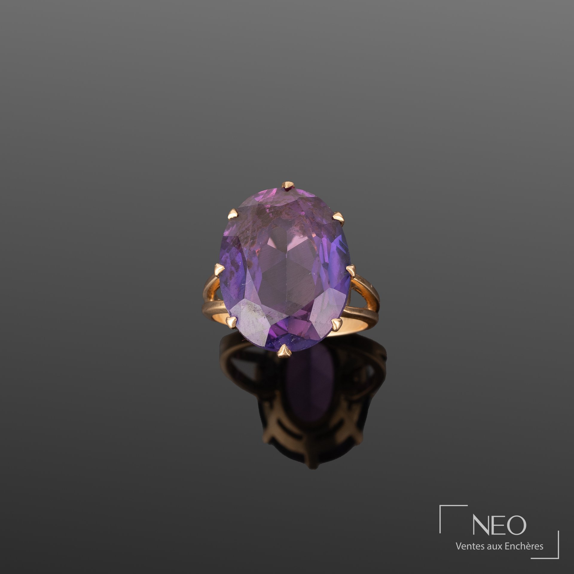 Bague en or jaune 18K et pierre violette facettée