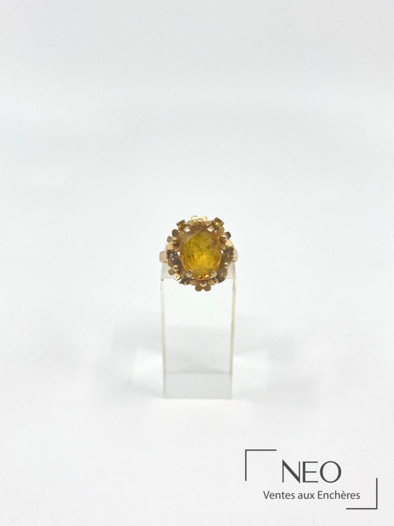 Bague en or jaune avec citrine ovale entourée de petites fleurs