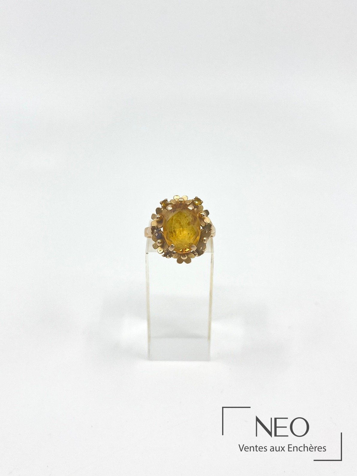 Bague en or jaune avec citrine ovale entourée de petites fleurs