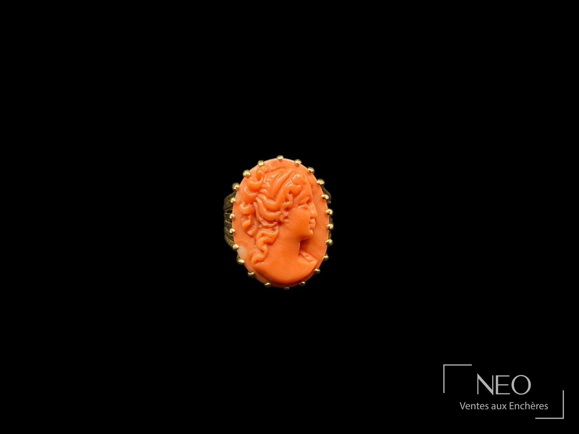 Bague en or jaune 18 carats avec camée en corail rouge