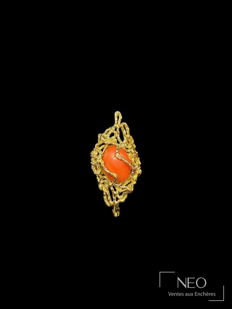 Bague en or jaune à cabochon de corail rouge