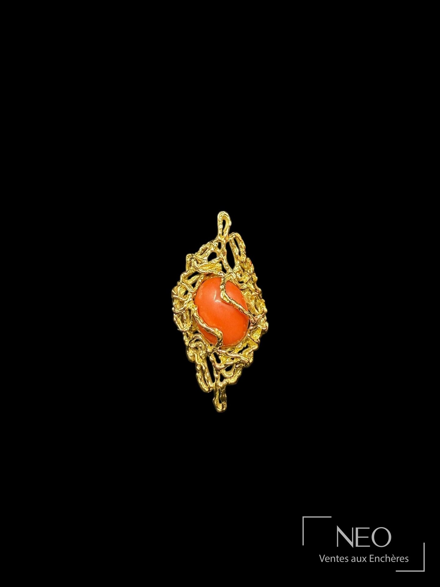 Bague en or jaune 18 carats à cabochon de corail rouge
