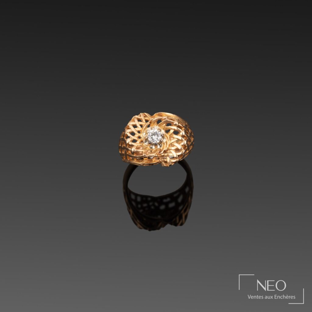 Bague en or jaune à résille ajourée avec diamant central