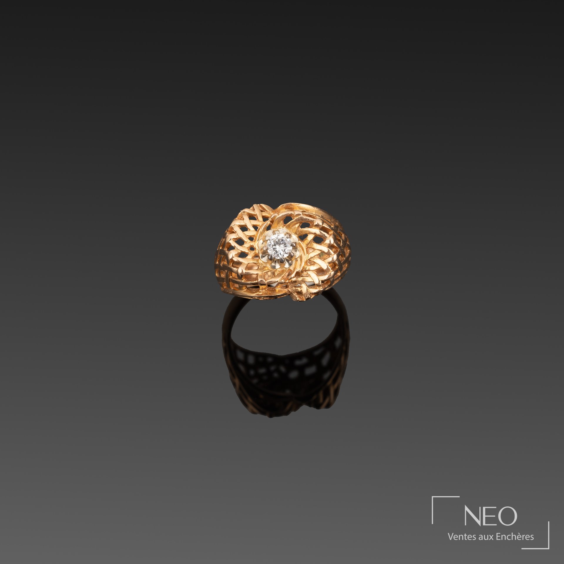 Bague en or jaune à résille ajourée avec diamant central
