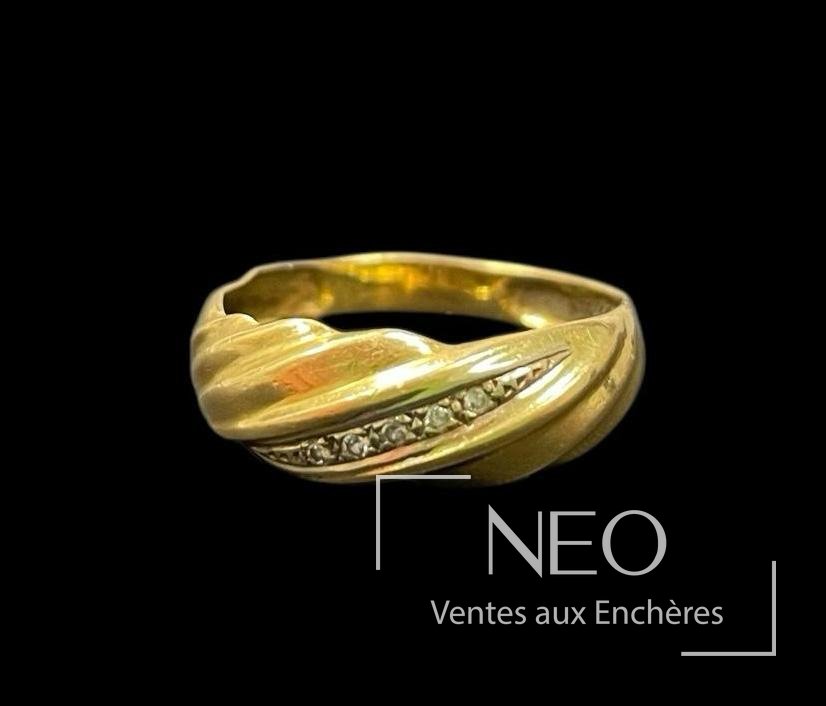 Bague en or jaune avec ligne de petits diamants sur la partie supérieure
