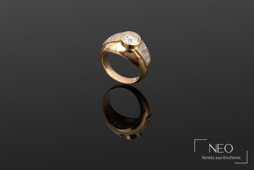 Bague en or jaune 18K ornée d’un diamant central et de diamants baguettes