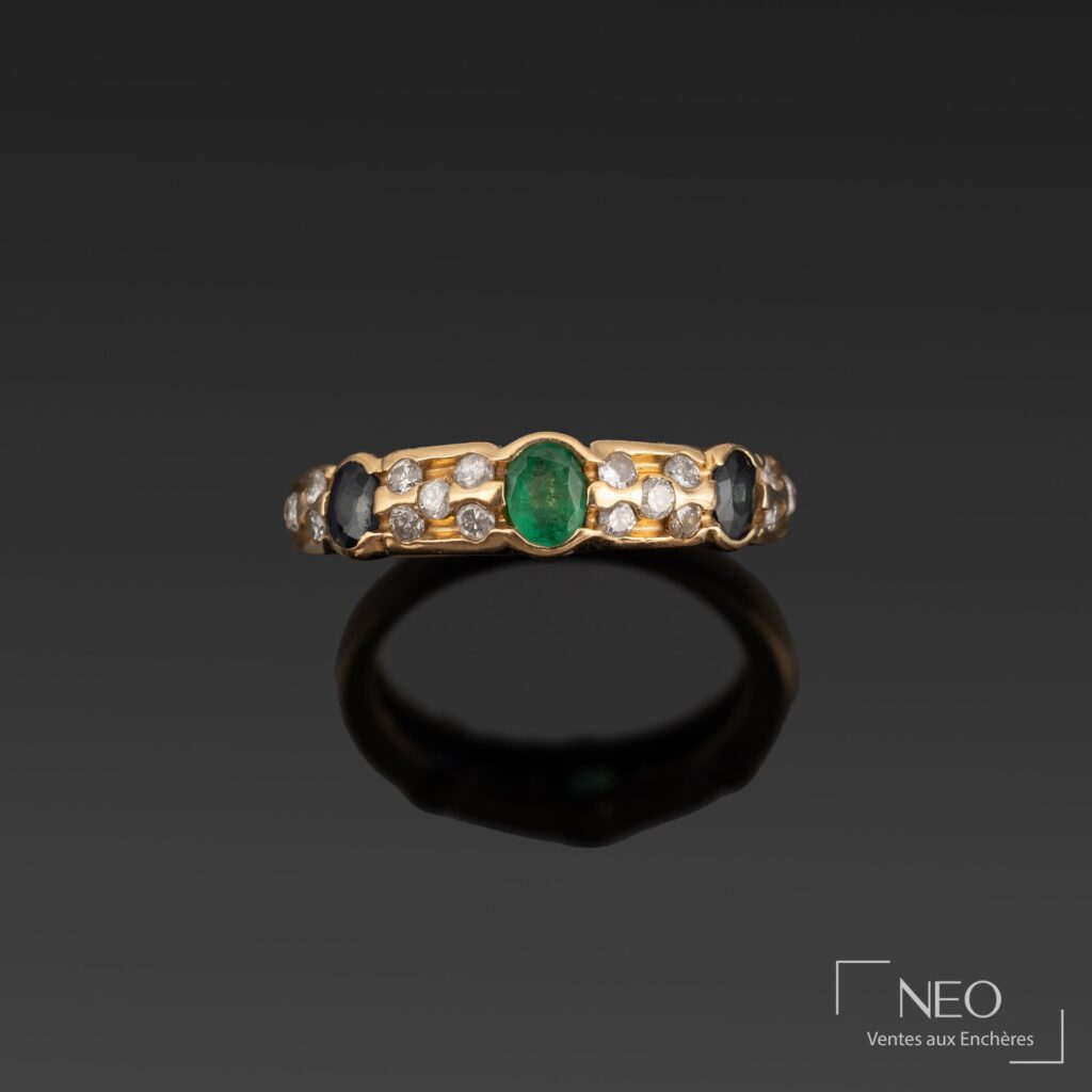 Bague en or jaune sertie d’une émeraude centrale