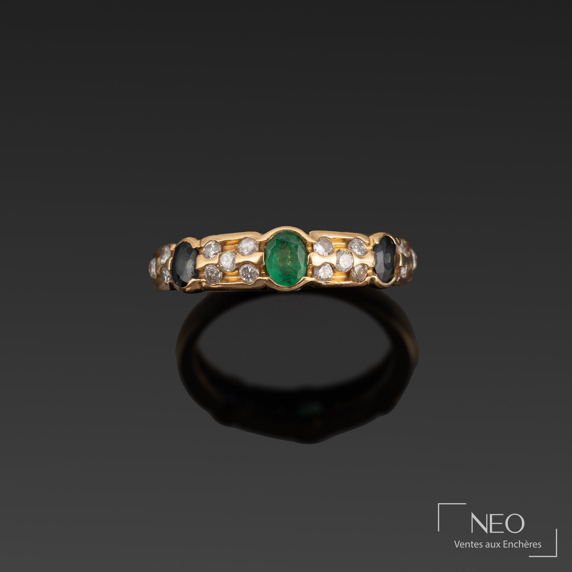 Bague en or jaune sertie d’une émeraude centrale