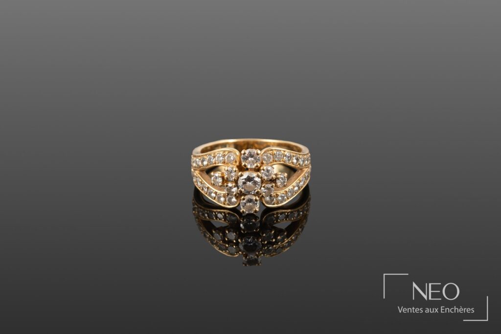 Bague en or jaune sertie de diamants vue de face