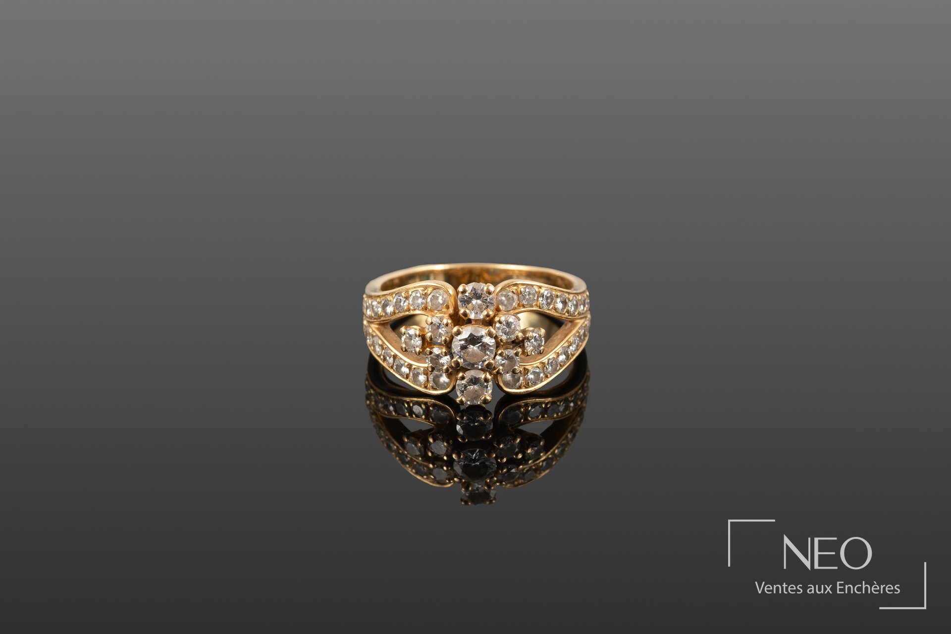 Bague en or jaune sertie de diamants vue de face