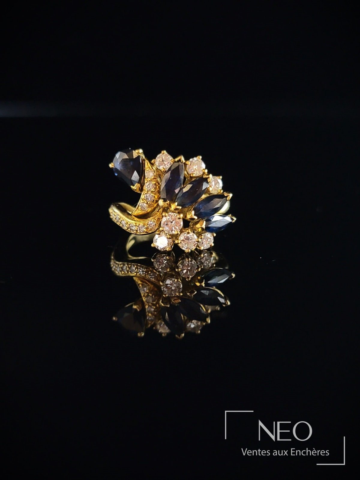 Bague en or jaune 18 carats, diamants et pierres bleues